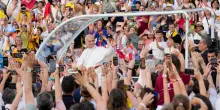 Leone XIV in Catalogna, la veglia allo Stadio Olimpico di Barcellona. Cori e ovazione per il Papa