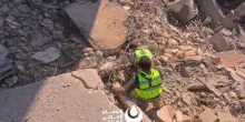 Libano, soccorritori tra le macerie degli edifici distrutti a Zrariyeh