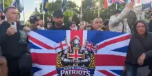 Manifestazioni anti-immigrazione a Londra dopo l'attacco con coltello a Belfast