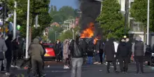 Accoltellamento shock a Belfast, scoppiano disordini anti-migranti