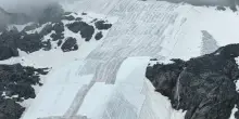Presena, la neve si fonde e genera cascate d'acqua: il ghiacciaio coperto con teli per il caldo