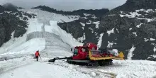 Sul ghiacciaio fa troppo caldo, drone in volo sul Presena mostra mentre si stendono i teli