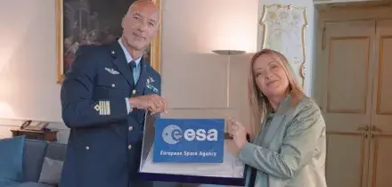 Meloni riceve astronauta Luca Parmitano e gli dona Tricolore per missione Artemis III della Nasa