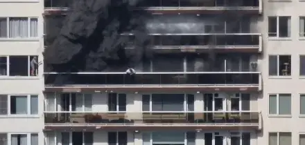 Incendio ad Anversa, intrappolato sul balcone si salva passando dalla finestra del vicino