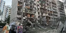 Macerie fumo, gente che corre tra i detriti: il violentissimo attacco russo su Kiev
