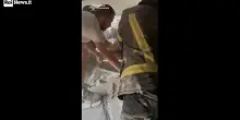 Uomo trascinato via dalle macerie: il drammatico salvataggio dopo l'offensiva russa su Kiev
