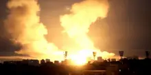 Fiammate nello skyline notturno di Kiev devastato da missili e droni: esplosioni sulla capitale