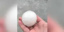 Dopo il caldo record ecco la grandine: chicchi grandi come palline da ping pong