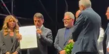 Sal Da Vinci riceve la laurea honoris causa e si commuove: "Questo premio appartiene a mio padre"