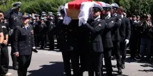 Chiesa gremita per l'addio all'agente Imprezzabile. Parroco: "Un gesto eroico non temerario"
