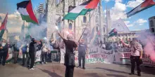 In corteo avvolta con la bandiera di Hezbollah: indagata per apologia di terrorismo internazionale