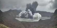 Filippine, la spettacolare eruzione freatomagmatica del vulcano Taal ripresa in diretta