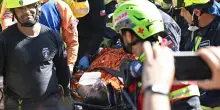 Venezuela, estratto vivo dalle macerie dopo otto giorni: gli applausi all'uscita del sopravvissuto