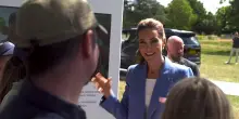 Kate Middleton a Wimbledon saluta i tifosi in coda nella mitica The Queue