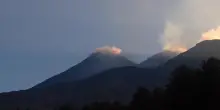 La voce del vulcano tuona dal cratere: forti boati dall'Etna