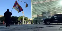 L'attimo in cui l'attivista tibetano si d&agrave; fuoco davanti all'Onu