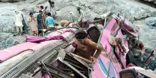 Pakistan, bus precipita in un burrone: 40 morti, a bordo donne e bambini