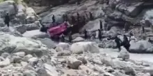 Pakistan, un bus con 40 persone a bordo precipita da un burrone. Le immagini della tragedia
