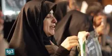 Iran: salma di Khamenei esposta alla Grande Moschea. Al via i funerali, attesi 20 milioni di persone