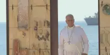 Papa Leone XIV a Lampedusa: prima al cimitero dei migranti poi varca da solo la Porta d'Europa