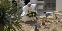 Lampedusa, Papa Leone visita il cimitero: in ginocchio per i morti in mare