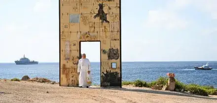 Papa Leone a Lampedusa, la preghiera al cimitero poi la Porta d'Europa: "Il mondo sia pi&ugrave; umano"