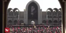 Teheran si ferma per Ali Khamenei, folla intorno alla bara: "Morte agli Usa". Chiuso spazio aereo