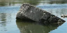 Dopo oltre due secoli riemergono dal Po in secca le rovine di un antico borgo sommerso