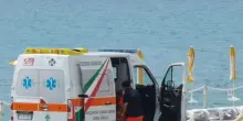 Otranto, si tuffa in mare e salva i figli di 8 anni in balia delle onde,  a riva muore per un malore