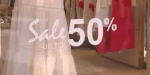 Saldi estivi al via, ribassi in tutta Italia ma il caro-vita frena lo shopping