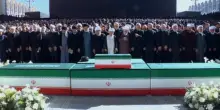 Iran, centinaia di migliaia ai funerali di Khamenei: cori "Morte all'America e a Israele"