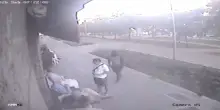 Milano: video dell'aggressione alle spalle, 10 coltellate e la caduta a terra