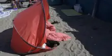 Accoltellato in spiaggia a Savona, 37enne muore in ospedale. Si cerca l'omicida