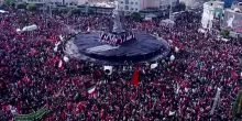 A Teheran il corteo funebre per Ali Khamenei: una folla immensa si riversa nelle strade