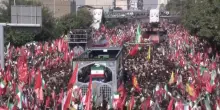 Teheran, folla oceanica per l'addio a Khamenei: il feretro attraversa la citt&agrave;