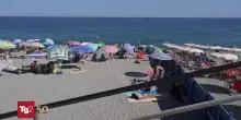 Muore accoltellato in spiaggia a Savona, presenti famiglie. L'aggressore ha dato in escandescenze