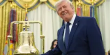 Trump paga i primi rimborsi dei dazi: 100 miliardi di dollari alle imprese importatrici