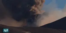 Etna in eruzione: la cenere e il fumo bloccano Catania, disagio per i voli in aeroporto