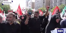 La folla ai funerali di Khamenei
