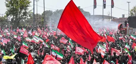Il feretro di Khamenei nella citt&agrave; santa di Qom. Hamas scioglie il governo di Gaza