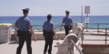 Ucciso per un posto letto in spiaggia, l'assassino fugge e poi si arrende a Milano