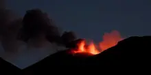 Etna, le fontane di lava: le immagini al calare della luce