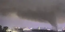 Il tornado avanza sulla citt&agrave; di Ezhou tra fulmini e forti venti