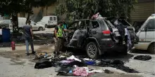 Hormuz, missili dei Pasdaran contro due petroliere. Il feretro di Khamenei nella citt&agrave; santa di Qom