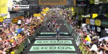 Tour de France, all&rsquo;ultima curva Mads Pedersen lancia la volata e vince