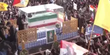 L'ultima tappa dei funerali di Khamenei in Iraq, in migliaia salutano il passaggio del carro