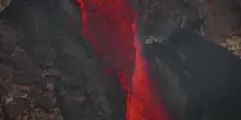 Etna, la lava sembra scomparire nel cratere: le spettacolari immagini dal drone
