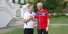 Al vertice Nato si gioca Inghilterra-Norvegia: Starmer e St&oslash;re con le maglie delle nazionali