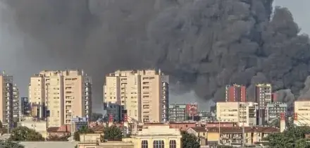 Maxi incendio in un capannone, alta colonna di fumo a Milano