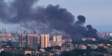 Incendio a Milano, lo skyline avvolto dalla colonna di fumo: immagini dal drone